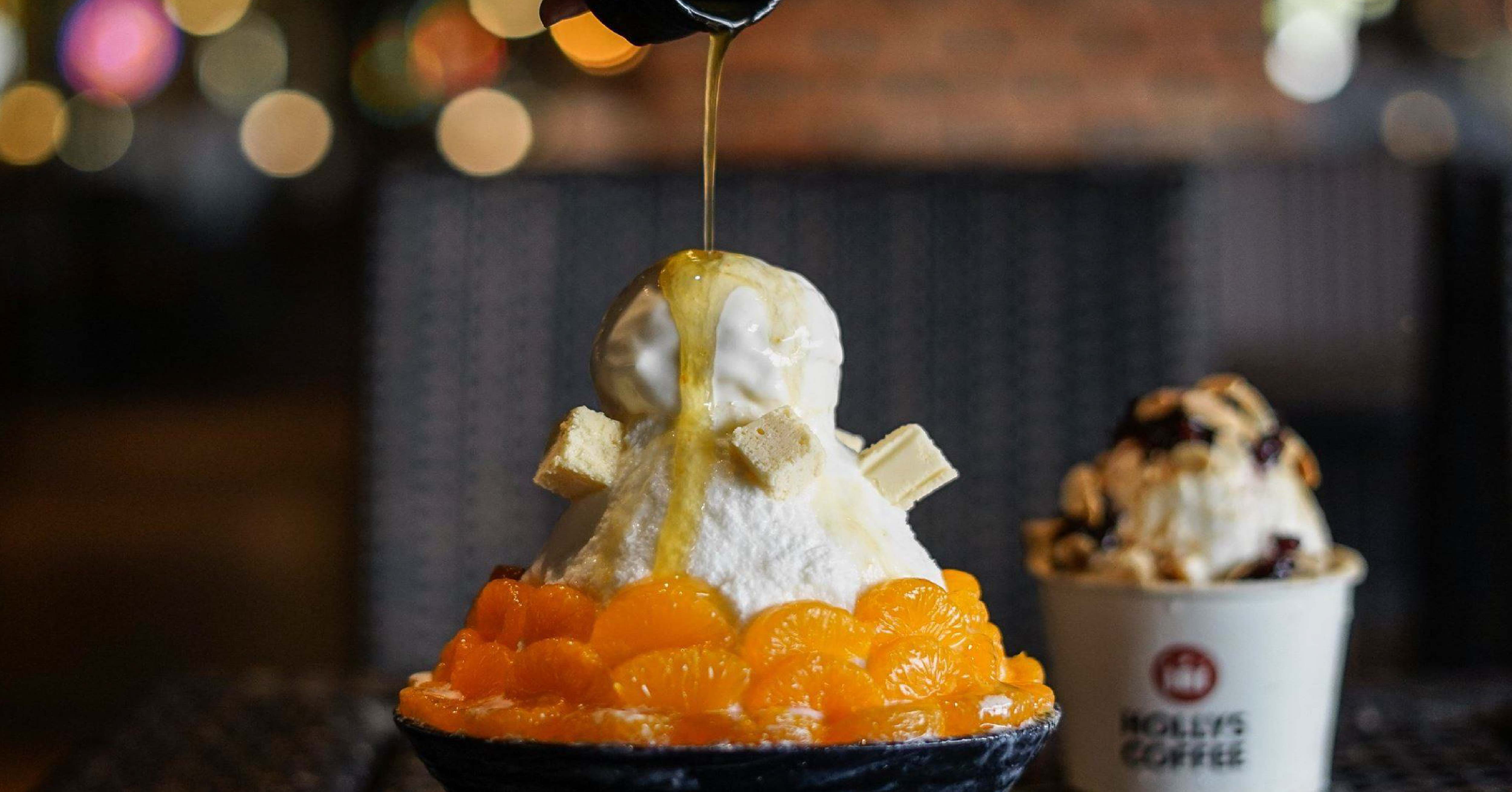 1. Holly's Coffee สาขา The Street Ratchada